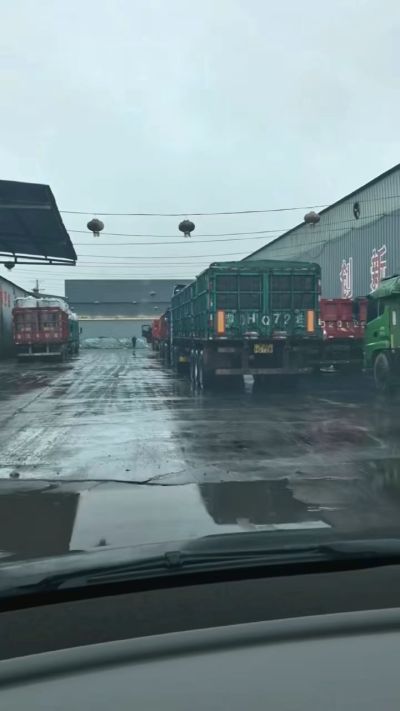 20多年有机肥厂家，下雨天也不耽误装车发货，用有机肥料选大厂家 做到了售前有服务，售后有保障。感谢每一位新老客户的支持与信任😃