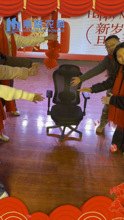 🎇 元旦快乐，温暖相伴 🎇时光匆匆，感恩 2025 年每一份支持与陪伴！从猪场到工厂，南商农科的成长，离不开每一位合作伙伴与家人的信赖！2026 年，我们将继续以贴心服务和硬核设备，陪您一路前行，养殖